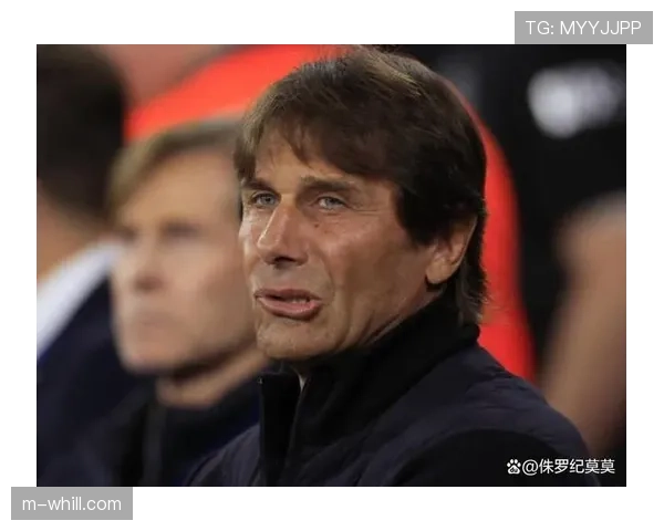 更衣室通道消息：中场休息时，孔蒂被拍到在战术板上重点标注对手边后卫前插区域